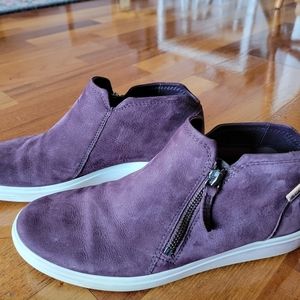 Ecco shoe bootie. Size 39.  Worn a couple of times. Very cute and comfy